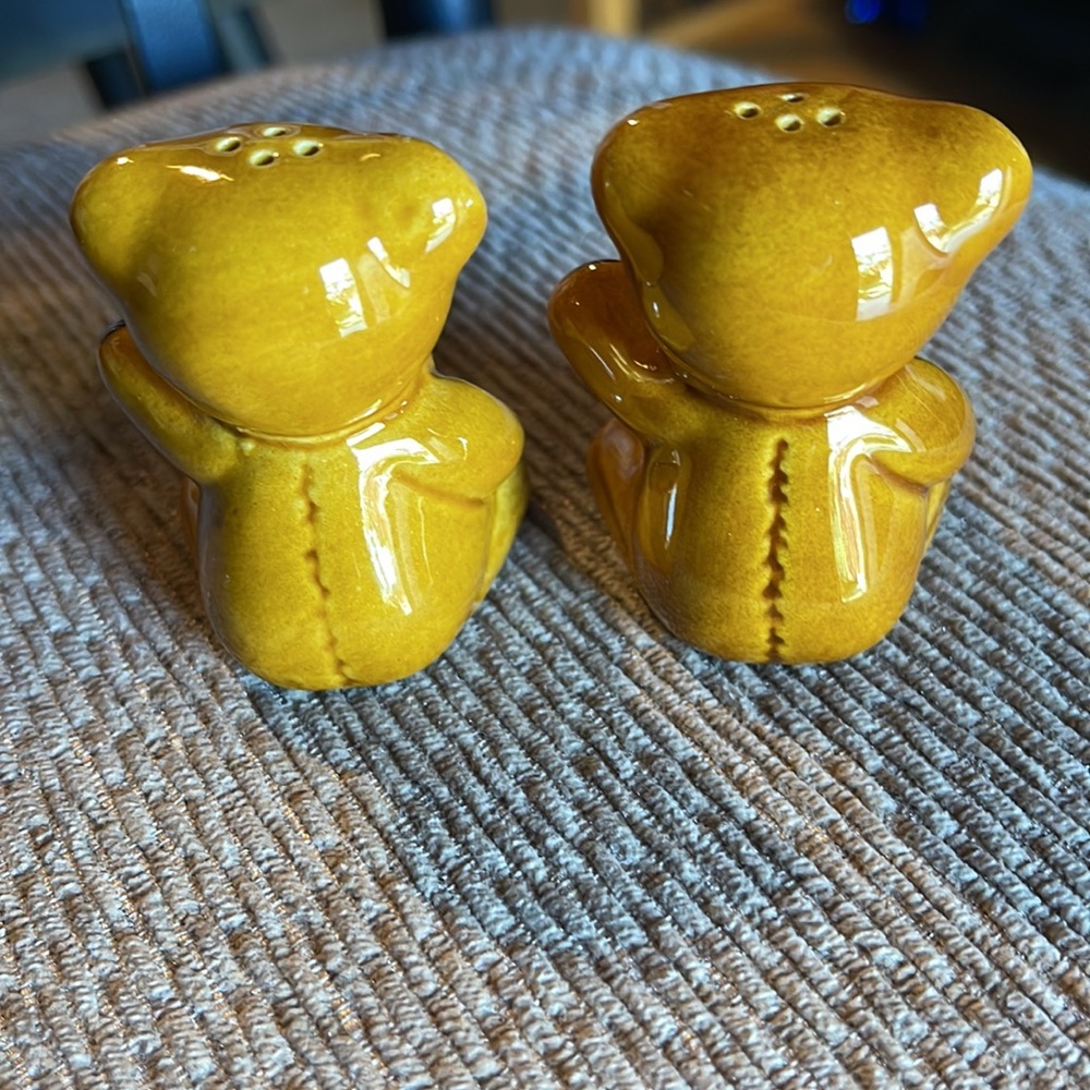 VINTAGE AVON Hand Painted Made in Brazil Teddy Bear Salt & Pepper Set. Like New. - Picture 4 of 4